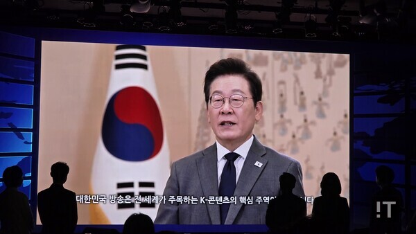 이재명 대통령이 9월 3일 제62회 방송의 날 기념식에서 영상 축사를 하고 있다. / 변인호 기자