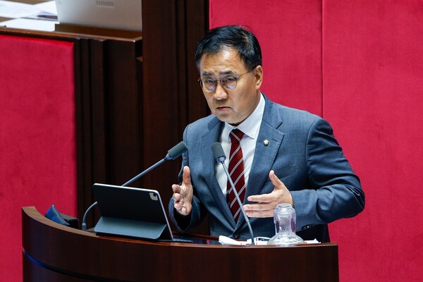 최형두 국민의힘 의원이 21일 서울 여의도 국회에서 열린 제428회 국회(임시회) 본회의에서 한국교육방송공사법(EBS법) 개정안에 대한 무제한 토론(필리버스터)을 하고 있다. / 뉴스1