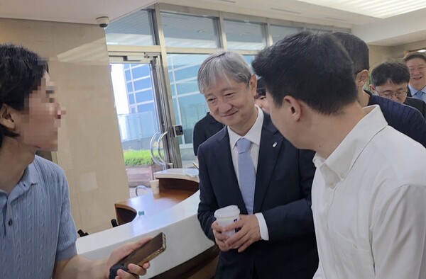 이찬진 금융감독원장이 4일 열린 저축은행 대표와의 간담회 전 금융당국 조직개편과 관련한 질문에 답하지 않고 행사장으로 들어서고 있다./한재희 기자