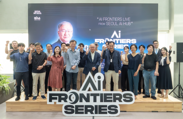 9월 2일 서울 AI 허브에서 열린 ‘AI 프론티어스 시리즈’ 강연에서 스탠퍼드대 황승진 석좌교수와 참석자들이 기념촬영을 하고 있다. / 서울 AI 허브