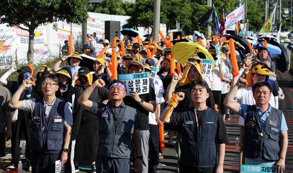 전국민주노동조합총연맹(민주노총) 산하 전국화학섬유식품산업노동조합 넥슨지회 네오플분회 조합원들이 7월 31일 오후 제주시 노형동 네오플 본사 앞 도로에서 '전면 파업 선포 승리 결의대회'를 열고 넥슨을 향해 투명한 보상체계를 공개·수립할 것을 촉구하고 있다. / 뉴스1