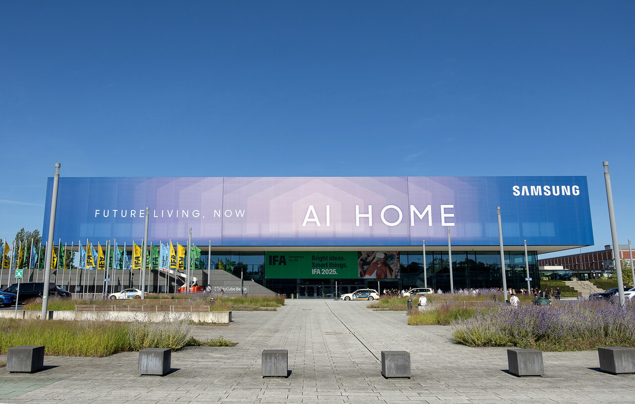 삼성전자가 5~9일(현지시각) 독일 베를린 '메세 베를린(Messe Berlin)'에서 열리는 유럽 최대 가전전시회 'IFA 2025'에 앞서 삼성전자 전시관이 마련된 '시티큐브 베를린(City Cube Berlin)' 건물 외관에 '삼성 AI 홈'을 강조하는 옥외 광고를 진행했다. / 삼성전자