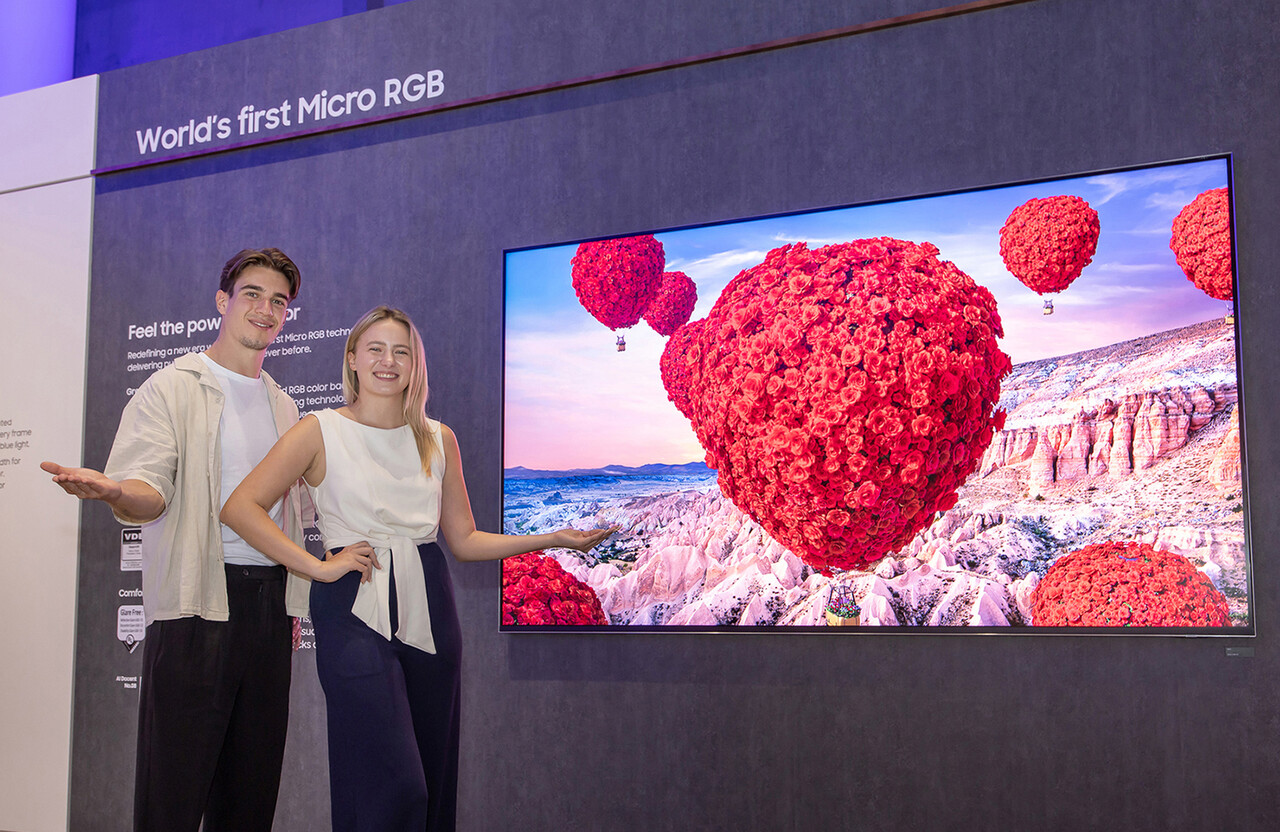 삼성전자 전시관에서 삼성전자 모델이 115인치 마이크로 RGB TV를 소개하고 있다. / 삼성전자