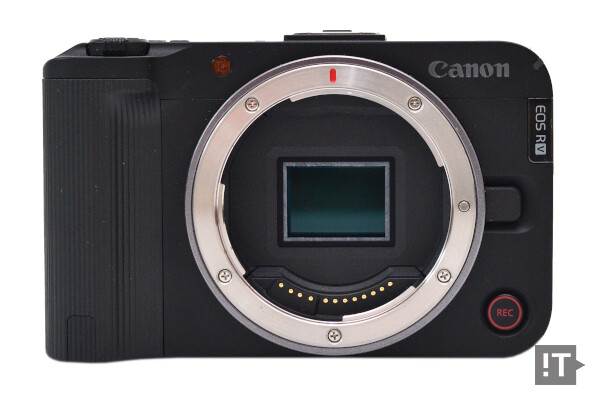 캐논 EOS R50 V에는 약 2420만 화소의 APS-C 규격 센서가 탑재됐다. / 권용만 기자