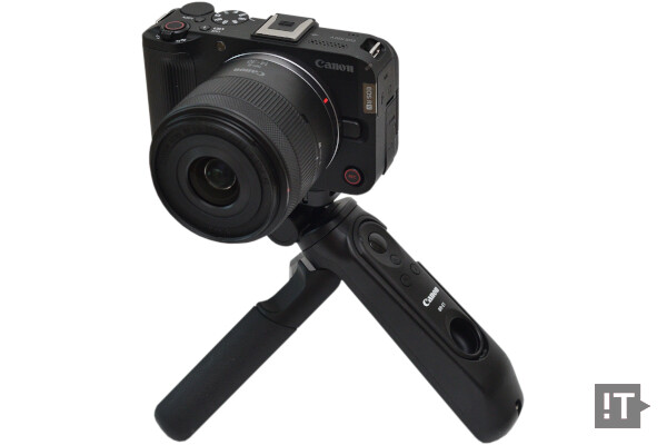 삼각대 그립 HG-100TBR을 장착한 캐논 EOS R50 V / 권용만 기자