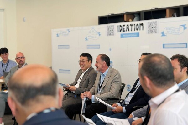 유영상 SK텔레콤 대표가 5일 링크드인에 공개한 아마존웹서비스(AWS)와 임원 비전 워크숍 장면. / 유영상 대표 링크드인