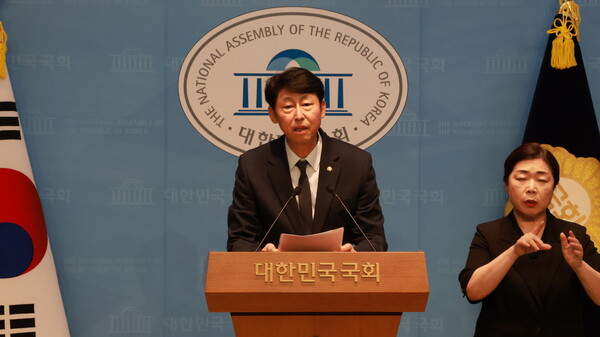 이훈기 국회 과학기술정보방송통신위원회 소속 의원(더불어민주당)이 5일 국회 소통관에서 기자회견을 열고 말하고 있다. / 이훈기 의원실