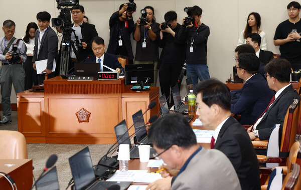 지난해 10월 10일 오전 서울 여의도 국회 정무위원회에서 열린 금융위원회·한국산업은행·중소기업은행에 대한 국정감사에서 의사봉을 두드리고 있다./뉴스1