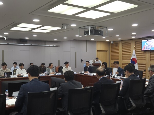 최민희 국회 과학기술정보방송통신위원장이 5일 오후 서울 여의도 국회 의원회관에서 열린 '구글·애플 인앱결제 피해기업 사례발표 및 대안마련 정책토론회'에서 발언하고 있다. / 천선우 기자