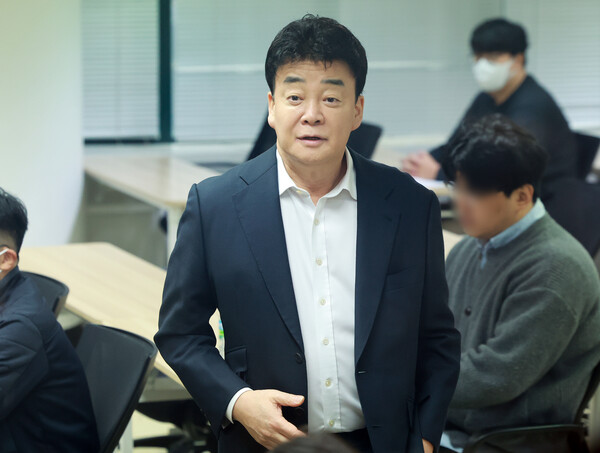 백종원 더본코리아 대표가 8월 28일 서울 서초구 스페이스쉐어 강남역센터에서 열린 정기 주주총회에서 참석해 주주들을 바라보고 있다. / 뉴스1
