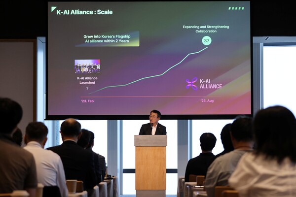 유영상 SK텔레콤 대표가 5일 일본 도쿄에서 열린 ‘K-AI 얼라이언스 글로벌 밋업(K-AI Alliance Global Meetup in Tokyo)’에서 개회사하고 있다. / SK텔레콤