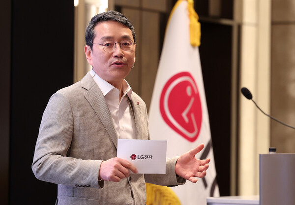 조주완 LG전자 대표이사 사장이 3월 25일 오전 서울 영등포구 여의도동 LG 트윈타워에서 열린 제23기 정기 주주총회에서 2024년 경영실적을 발표하고 있다. / 뉴스1