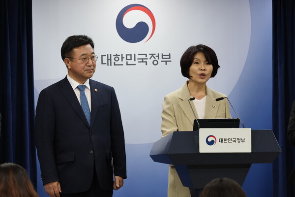 한정애(오른쪽) 더불어민주당 정책위의장과 윤호중 행정안전부 장관이 7일 서울 종로구 정부서울청사에서 제3차 고위당정협의회 결과 브리핑을 하고 있다. / 뉴스1