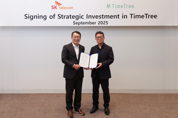 유영상(왼쪽) SK텔레콤 대표와 박차진 타임트리 대표이사가 투자 계약 및 전략적 파트너십 체결 후 기념 사진을 촬영하고 있다. / SK텔레콤