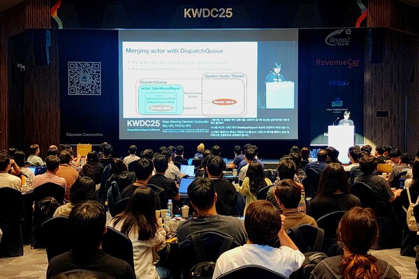 지난 5일 양재 aT센터 그랜드홀에서 열린 KWDC25에서 연사와 청중이 AI 동시통역 솔루션 라이브 트랜스레이션을 통해 자신의 모국어로 글로벌 소통하고 있다. / 플리토