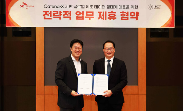 SK AX 장혁수 ESG/SHE본부장(왼쪽)과 IBCT 이정륜 대표가 경기도 성남시 분당구 SK AX 본사에서 '카테나-X 기반 글로벌 제조 데이터 생태계 대응 위한 업무 협약(MOU)식'을 가졌다. / SK AX