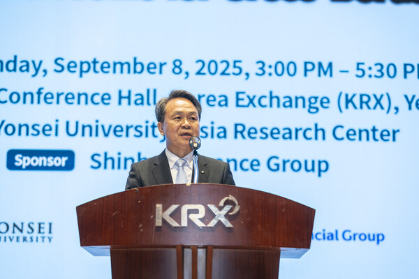 신한금융그룹은 지난 4일과 8일 이틀간 서울 여의도 한국거래소에서 연세대학교 환경금융대학원이 주최하고 신한금융이 후원한 ‘한·일 금융협력 세미나’가 개최됐다고 9일 밝혔다. 이날 행사에 참석한 진옥동 신한금융그룹 회장이 축사를 전하고 있다./신한금융그룹
