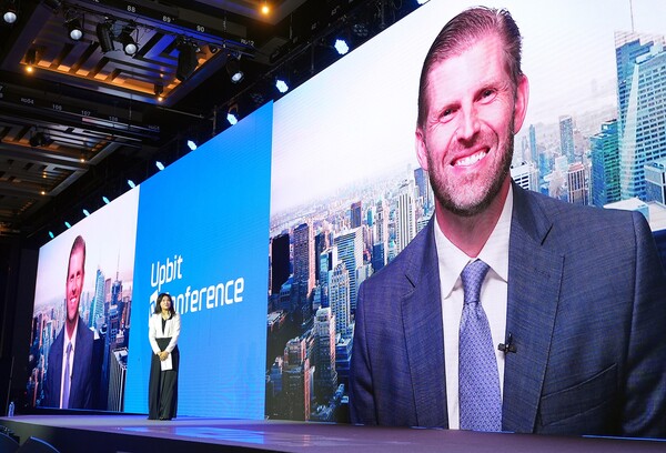 윤선주(사진 왼쪽) 두나무 최고브랜드임팩트책임자(CBIO)가 9일 서울 강남구 그랜드 인터컨티넨탈 서울 파르나스에서 열린 ‘업비트 D 컨퍼런스(UDC)’에서 에릭 트럼프 트럼프 오거니제이션 총괄 부사장과 화상대담을 진행하고 있다. / 두나무