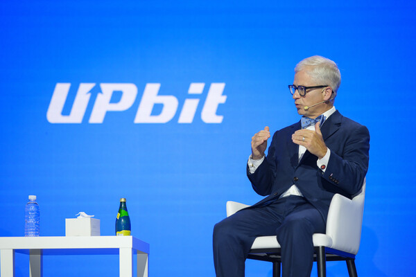 패트릭 맥헨리 전 하원 금융서비스위원회 의장이 9일 서울 강남구 그랜드 인터컨티넨탈 서울 파르나스에서 열린 ‘업비트 D 컨퍼런스(UDC)’에서 질문에 답변하고 있다. / 두나무