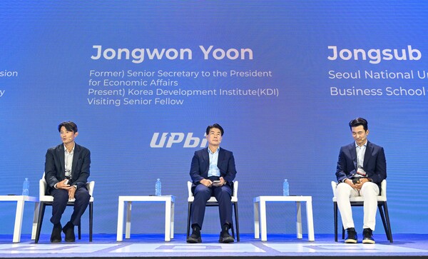 사진 왼쪽부터 유재수 전 금융위원회 국장(금융포럼 SFS 간사), 윤종원 전 청와대 경제수석(한국개발연구원 초빙연구위원), 이종섭 서울대 교수가 9일 서울 강남구 그랜드 인터컨티넨탈 서울 파르나스에서 열린 ‘업비트 D 컨퍼런스’에서 패널 토론을 하고 있다. / 두나무