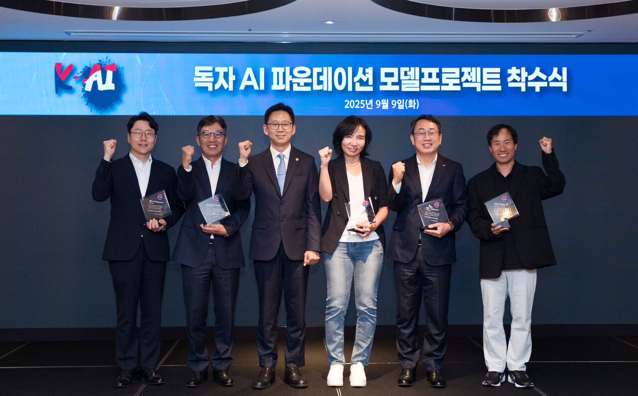 배경훈 과학기술정보통신부 장관이 9일 오후 서울 중구 르메르디앙 미드센츄리룸에서 열린 '독자 AI 파운데이션 모델 프로젝트 착수식' 에서 'K-AI' 앰블럼 수여식 및 기념촬영을 하고 있다. 왼쪽부터 임우형 LG AI연구원장, 김유원 네이버클라우드 대표, 배경훈 장관, 이연수 NC AI 대표, 유영상 SK텔레콤 대표, 김성훈 업스테이지 대표. /  과학기술정보통신부