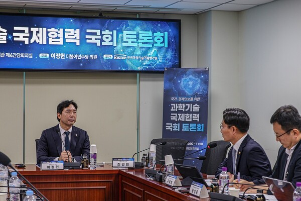 이정헌(왼쪽) 더불어민주당 의원이 9일 국회의원회관 제4간담회의실에서 열린 국가·경제안보를 위한 과학기술 국제협력 국회 토론회에서 구혁채(가운데) 과학기술정보통신부 제1차관의 말을 듣고 있다. / 이정헌 의원실