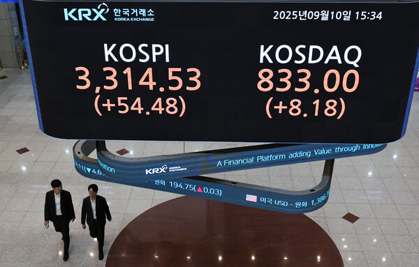 10일 여의도 한국거래소 전광판에 코스피가 전일 대비 54.48포인트 상승한 3314.53을 나타내고 있다. / 뉴스1
