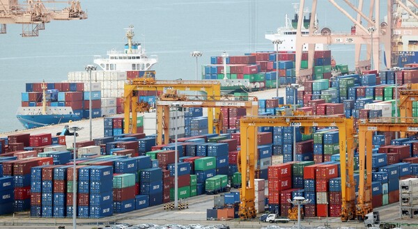 한국은행은 통화신용정책보고서를 통해 미국의 관세 부과가 무역과 금융, 불확실성 등 세 가지 경로를 통해 파급돼 한국 경제 성장률에 영향을 미칠 것으로 봤다. 사진은 경기 평택시 포승읍 평택항에 수출용 컨테이너들이 쌓여있는 모습.