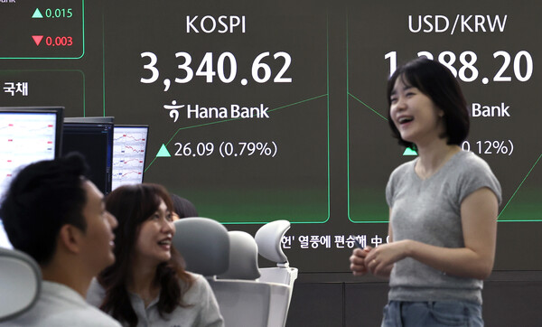 11일 오전 서울 중구 하나은행 딜링룸 전광판을 통해 표시되는 코스피 지수가 사상최고치를 경신하며 상승세를 보이고 있다. / 뉴스1