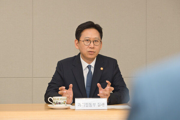 배경훈 과학기술정보통신부 장관이 11일 서울 종로구 KT 광화문지사를 방문해 고객 무단 소액결제 침해사고 관련 조치 현황을 점검하고 있다. / 뉴스1