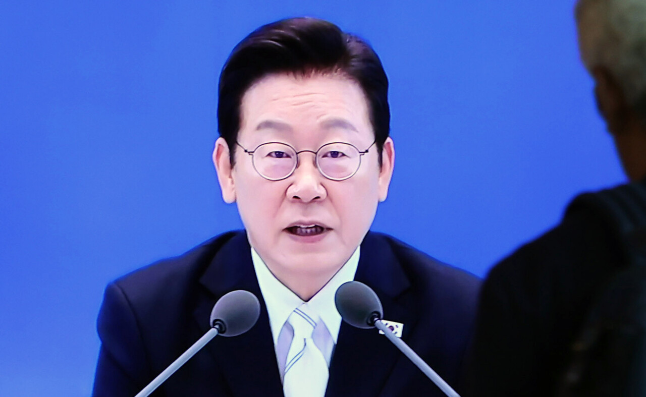 시민들이 11일 서울역 대합실에서 이재명 대통령의 취임 100일 기자회견 생중계를 시청하고 있다. 2025.9.11/뉴스1