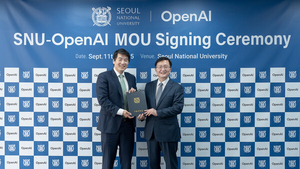 오픈AI와 서울대는 11일 AI 네이티브 캠퍼스 구축을 위해 적극 협력하기로 하는 내용의 양해각서(MOU)를 체결했다. 사진은 왼쪽부터 제이슨 권 오픈AI CSO, 유홍림 서울대 총장 / 오픈AI