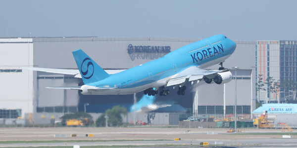 미국 조지아주 현대차그룹-LG에너지솔루션 배터리 합작 공장 건설 현장에서 체포·구금된 우리 국민 300여명을 태울 대한항공 B747-8i 전세기가 10일 오전 인천국제공항에서 이륙하고 있다. / 뉴스1