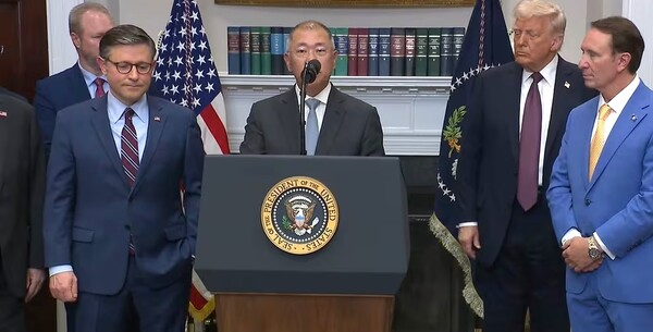 정의선 현대차그룹 회장이 미국 워싱턴DC 백악관에서 도널드 트럼프 미국 대통령이 지켜보는 가운데 2028년까지 210억 달러 규모의 전략적 재미 투자 계획을 발표하고 있다. / 뉴스1