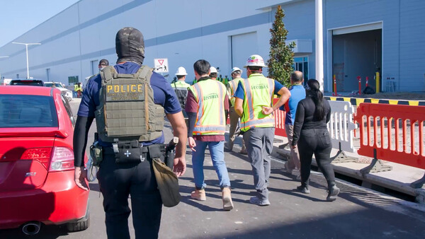 미국 이민세관단속국 ICE(U.S. Immigration and Customs Enforcement)가 6일(현지시각) 조지아주 내 현대자동차그룹과 LG에너지솔루션 합작 배터리 공장 건설 현장의 한국인 직원 300여명을 기습 단속·구금하는 사진을 공개했다. / 뉴스1