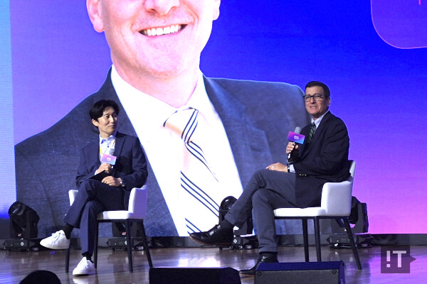 윤정원 AWS 공공부문 대표(좌), 제프 크라츠 AWS 글로벌 공공부문·비영리·국제 산업 영업 담당 부사장(우) / 권용만 기자