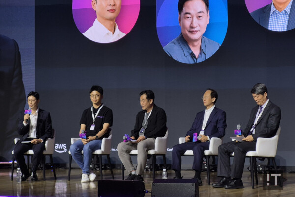 좌측부터 정연 AWS 어카운트매니저, 이활석 업스테이지 CTO, 박찬진 서울AI허브 센터장, 김화종 제약바이오협회 단장, 김동일 육군교육사령부 부이사관 / 권용만 기자