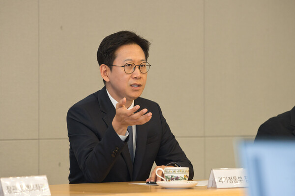 배경훈 과학기술정보통신부 장관이 11일 서울 종로구 KT 광화문지사를 방문해 고객 무단 소액결제 침해사고 관련 조치 현황을 점검하고 있다. / 뉴스1