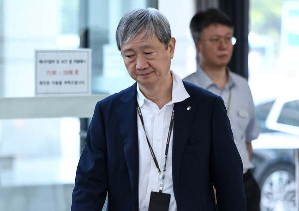 이찬진 금융감독원장이 10일 오전 서울 여의도 금융감독원으로 출근하고 있다./뉴스1