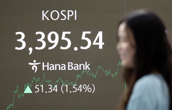 12일 오후 서울 중구 하나은행 딜링룸 전광판에 코스피 지수 종가가 전 거래일 대비 51.34포인트(1.54%) 상승한 3,395.54로 마감하고 있다. 이날 코스피 지수는 개장하자마자 사상 최고치를 갈아치우며 장중 거듭 최고 기록을 경신하며 상승세를 이어갔다. 2025.9.12/뉴스1