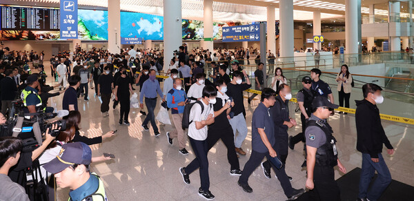 미국 이민 당국에 체포·구금됐다가 석방된 한국인 근로자들이 12일 오후 인천국제공항을 통해 귀국하고 있다. 풀려난 한국인들은 지난 4일 미국 조지아주 엘러벨의 현대차그룹-LG에너지솔루션 배터리 합작공장 건설 현장에서 체포·구금된 지 8일 만에 고국 땅을 밟게 됐다. / 뉴스1