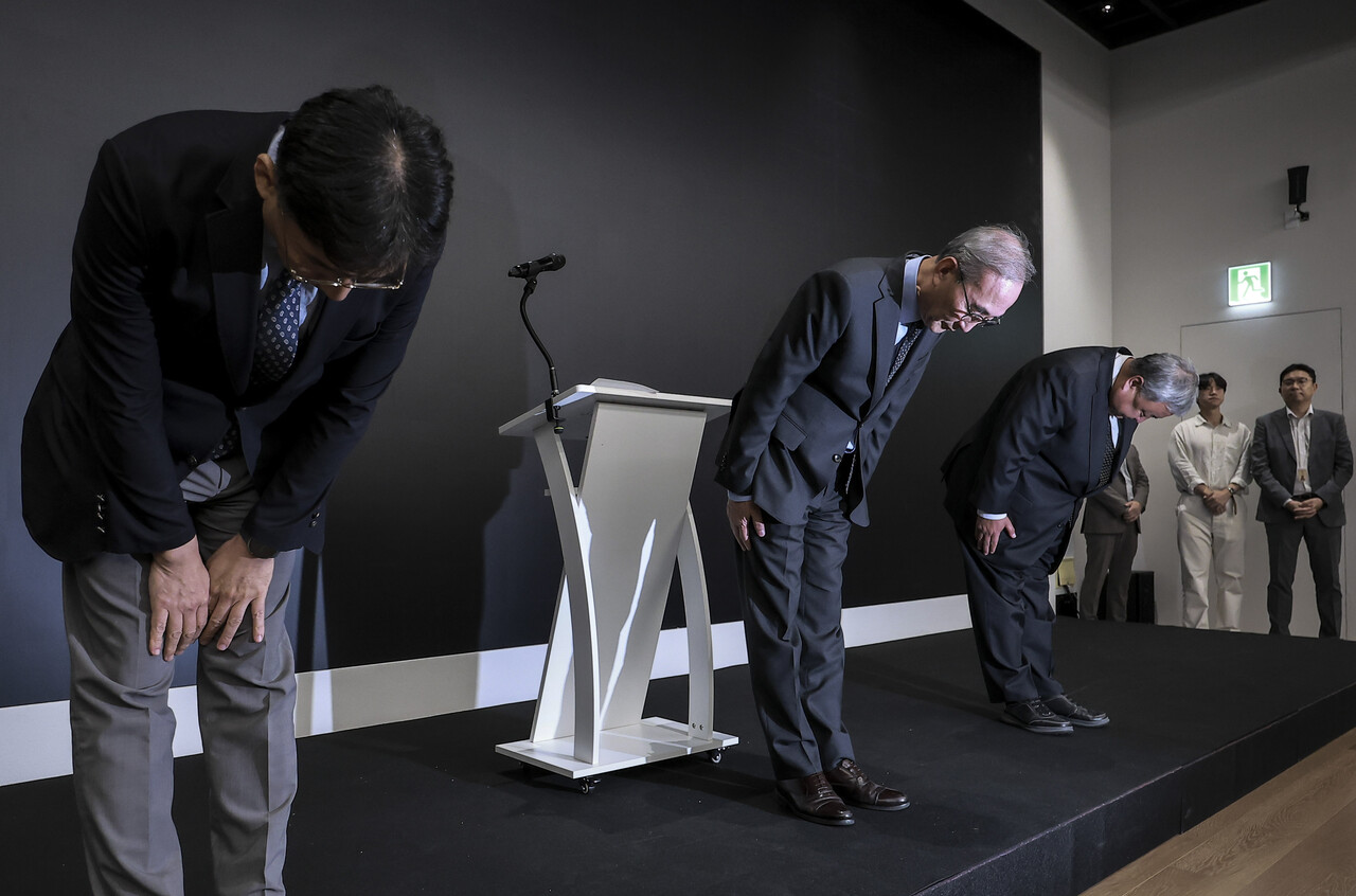 김영섭 KT 대표이사가 11일 서울 종로구 KT 광화문빌딩 웨스트 사옥에서 열린 소액결제 피해 관련 기자 브리핑에서 고개 숙여 사과하고 있다. 왼쪽부터 서창석 KT 네트워크부문장, 김 대표이사, 이현석 KT 고객(Customer)부문장. (공동취재) 2025.9.11/뉴스1