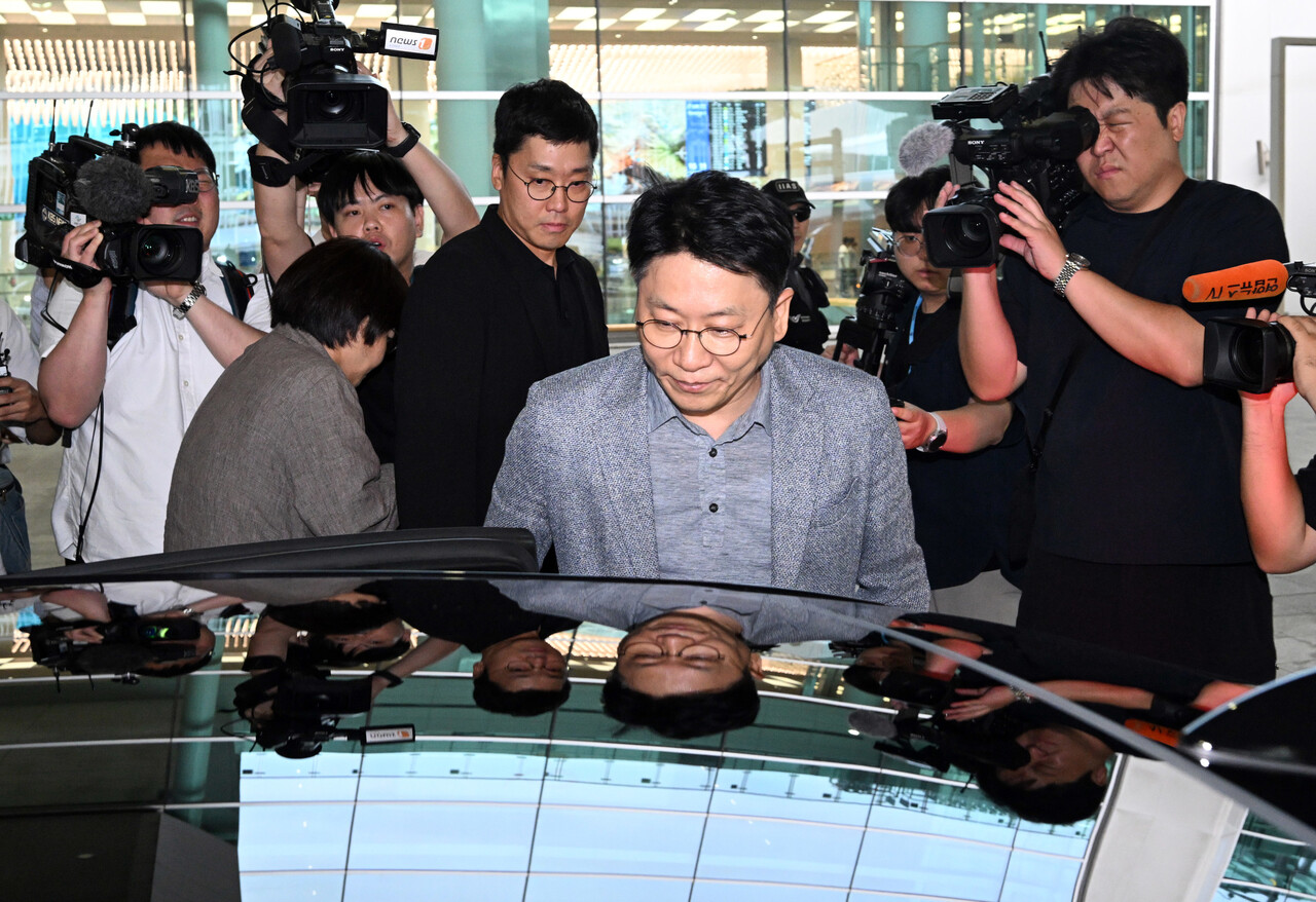 김동명 LG 에너지솔루션 사장이 12일 인천공항 제2터미널을 통해 귀국해 차량에 탑승하고 있다. (공동취재) / 뉴스1