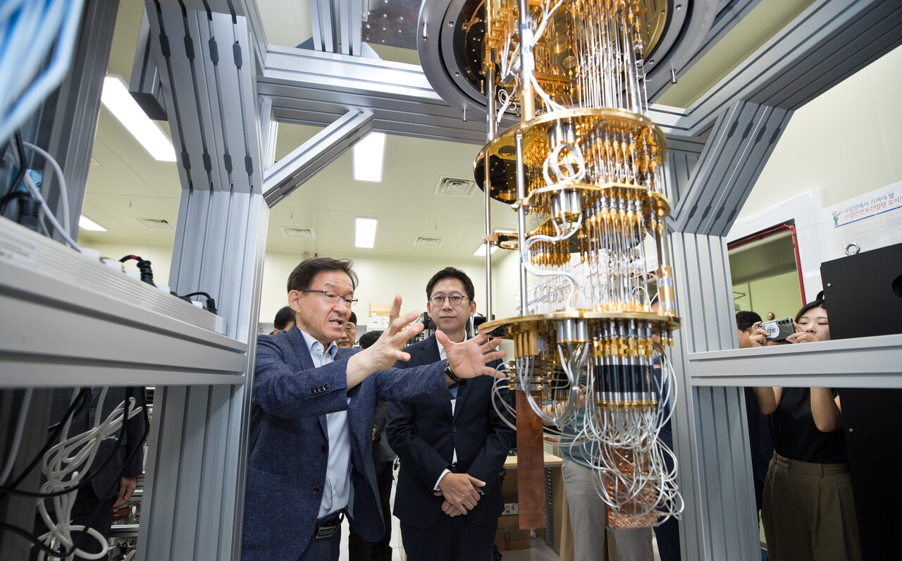 배경훈 과학기술정보통신부 장관이 21일 대전 유성구 한국표준과학연구원을 방문해 이용호 초전도양자컴퓨팅시스템연구단장으로부터 '초전도 양자컴퓨팅 시스템 연구시설' 설명을 듣고 있다. (과학기술정보통신부 제공. 재판매 및 DB 금지) 2025.8.21/뉴스1