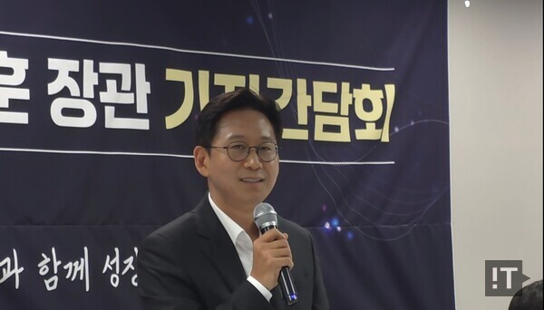 배경훈 과학기술정보통신부 장관이 12일 서울 광화문에서 열린 기자간담회에서 발언하고 있다. / 변인호 기자