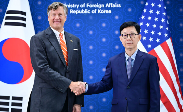 크리스토퍼 랜도 미 국무부 부장관(좌), 박윤주 외교부 제1차관(우) / 뉴스1