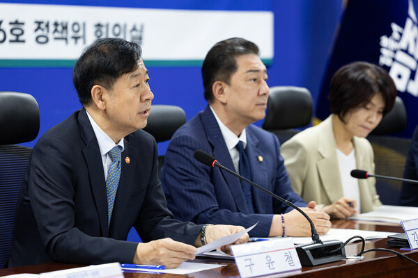 구윤철(사진 왼쪽) 경제부총리 겸 기획재정부 장관이 15일 서울 여의도 국회 의원회관에서 열린 추석 민생안정대책 당정협의에서 모두 발언을 하고 있다. / 뉴스1