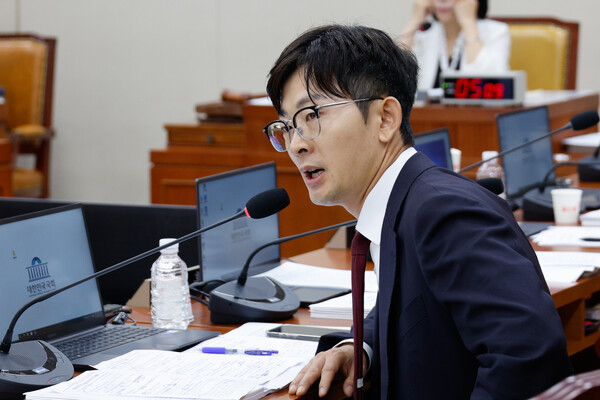 박충권 국민의힘 의원이 8월 26일 서울 여의도 국회에서 열린 과학기술정보방송통신위원회 제428회국회(임시회) 제2차 전체회의에서 질의하고 있다. / 뉴스1