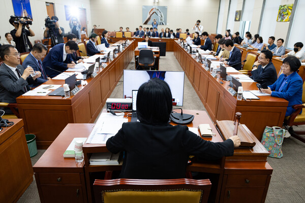 최민희 국회 과학기술정보방송통신위원회 위원장이 11일 서울 여의도 국회에서 열린 제429회 국회(정기회) 과학기술정보방송통신위원회 제3차 전체회의에서 의사봉을 두드리고 있다. / 뉴스1