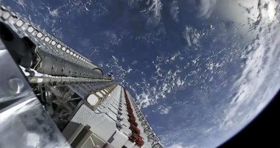 스타링크 위성의 우주 사진. / 스타링크 홈페이지 갈무리